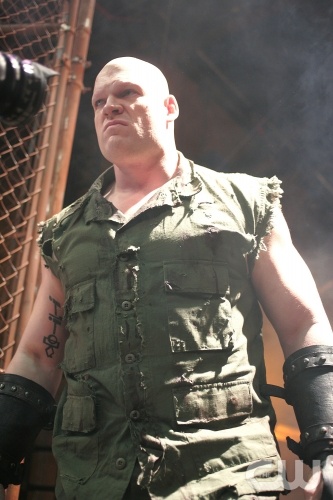 TheCW Staffel1-7Pics_188.jpg - "Combat"--  WWE superstar Kane guest stars as Titan, a Zoner who is the undefeated champion of the fight club in SMALLVILLE, on The CW Network. Photo: Michael Courtney/The CW © 2007 The CW Network, LLC. All Rights Reserved.